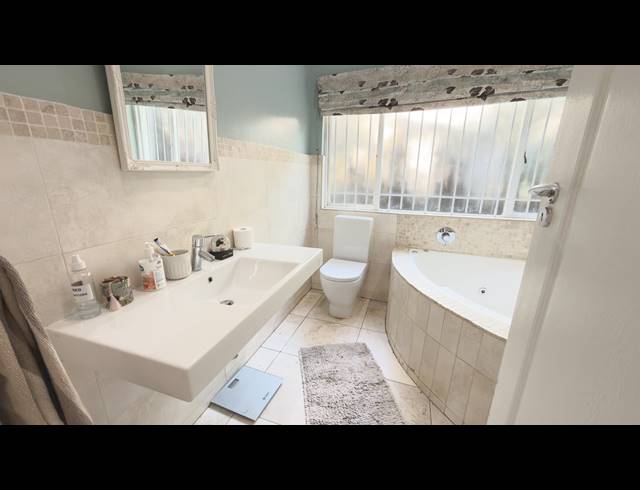 5 BEDROOM FREESTANDING FOR SALE IN GLENWOOD